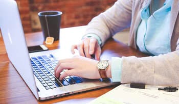 "아무도 안 만나줘요" 법잘알 엄친딸의 제로부터 시작하는 게임업계 생활